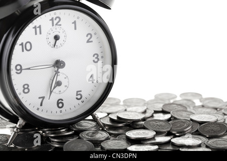 Schöne alte Uhr auf ein polnischer Zloty Münzen bleiben. Zeit ist Geld-Konzept isoliert auf weißem Hintergrund. Stockfoto