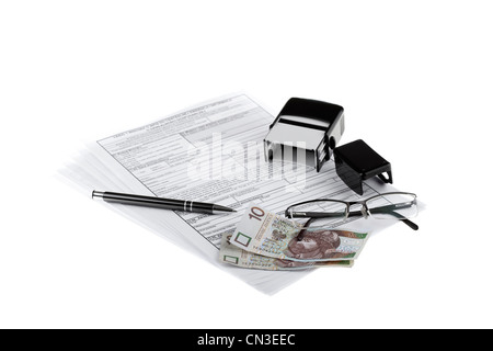 Geschäftsdokumente, polnische Papiergeld, Stift, Stempel und Brillen. Geld und sparen-Konzept. Stockfoto