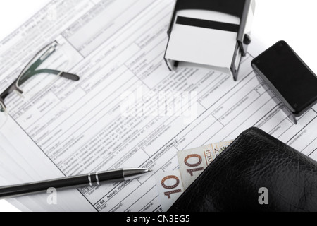 Geschäftsdokumente, Geldbörse mit polnischen Papiergeld, Stift, Stempel und Brillen. Geld und sparen Konzept auf weißem Hintergrund. Stockfoto