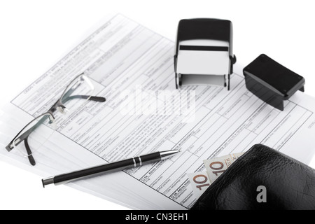 Geschäftsdokumente, Geldbörse mit polnischen Papiergeld, Stift, Stempel und Brillen. Geld und sparen Konzept auf weißem Hintergrund. Stockfoto