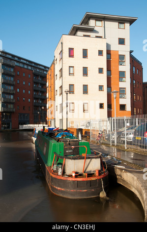 Narrowboat und Wohnung Blöcke, Paradies Wharf am Ashton Kanal in der Nähe des Stadtzentrums am Piccadilly, Manchester, England, UK Stockfoto