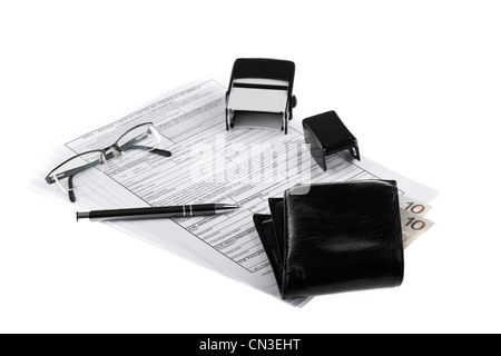 Geschäftsdokumente, Geldbörse mit polnischen Papiergeld, Stift, Stempel und Brillen. Geld und sparen Konzept auf weißem Hintergrund. Stockfoto