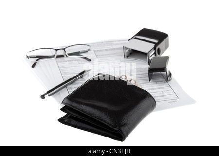 Geschäftsdokumente, Geldbörse mit polnischen Papiergeld, Stift, Stempel und Brillen. Geld und sparen Konzept auf weißem Hintergrund. Stockfoto