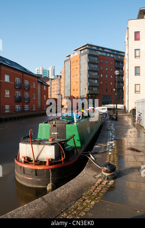 Narrowboat und Wohnung Blöcke, Paradies Wharf am Ashton Kanal in der Nähe des Stadtzentrums am Piccadilly, Manchester, England, UK Stockfoto