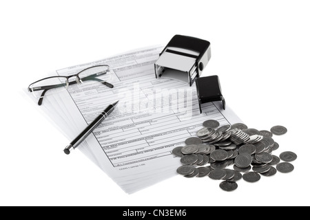 Geschäftsdokumente, polnische Münzen, Kugelschreiber, Stempel und Brillen. Geld und sparen Konzept auf weißem Hintergrund. Stockfoto