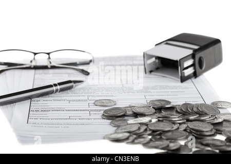 Geschäftsdokumente, polnische Münzen, Kugelschreiber, Stempel und Brillen. Geld und sparen Konzept auf weißem Hintergrund. Stockfoto