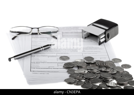 Geschäftsdokumente, polnische Münzen, Kugelschreiber, Stempel und Brillen. Geld und sparen Konzept auf weißem Hintergrund. Stockfoto