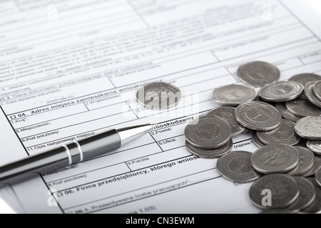 Geschäftsunterlagen, ein Zloty polnische Münzen und Stift. Geld und sparen-Konzept. Stockfoto