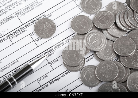 Geschäftsunterlagen, ein Zloty polnische Münzen und Stift. Geld und sparen-Konzept. Stockfoto