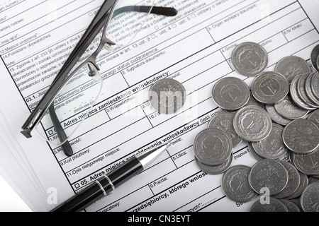 Geschäftsdokumente, Brillen, ein Zloty polnische Münzen und Stift. Geld und sparen-Konzept. Stockfoto