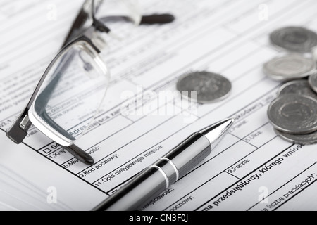 Geschäftsdokumente, Brillen, ein Zloty polnische Münzen und Stift. Geld und sparen-Konzept. Stockfoto