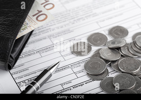 Geschäftsdokumente, Geldbörse mit polnischen Papiergeld, ein Zloty Münzen und Stift. Geld und sparen-Konzept. Stockfoto