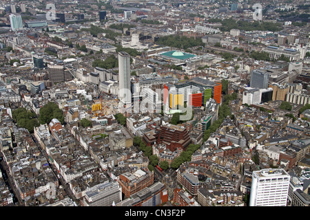 Luftaufnahme mit Blick auf die Shaftesbury Avenue von Covent Garden zur farbenfrohen Central Saint Giles Piazza und dem British Museum in der Ferne Stockfoto