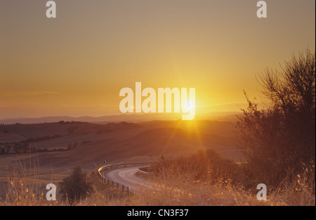 Die Sonne geht über den sanften Hügeln am le-Kreta-Region südlich von Siena in der Toskana, Italien Stockfoto