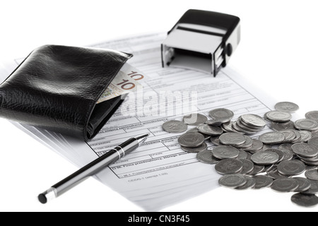 Geschäftsdokumente, Geldbörse mit polnischen Papiergeld, Stift, Stempel und Münzen. Geld und sparen-Konzept. Stockfoto