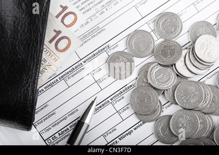 Geschäftsdokumente, Geldbörse mit polnischen Papiergeld, ein Zloty Münzen und Stift. Geld und sparen-Konzept. Stockfoto