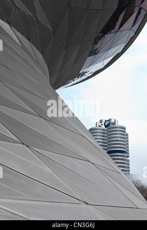 BMW-Turm hinter dem Doppel-Helix-Gebäude der BMW Welt (BNMW Welt) - München, Bayern, Deutschland, Europa Stockfoto