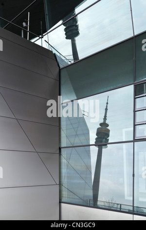 Olympiaturm (Olympiaturm) reflektiert in der Fassade der BMW-Welt (BMW Welt) - München, Bayern, Deutschland, Europa Stockfoto