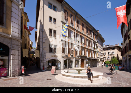 Altstadt, Brunnen im Ort St. Leger, Chambery, Savoie, Frankreich Stockfoto