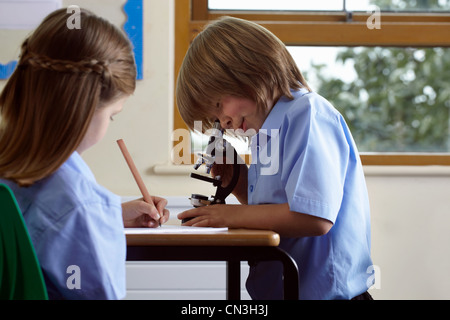 Schülerinnen und Schüler arbeiten an einer Aufgabe im Klassenzimmer Stockfoto