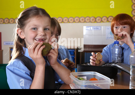 Schülerinnen und Schüler Essen Lunchpakete Stockfoto