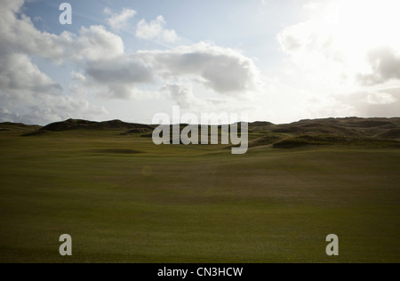 Grün, sanfte Hügel an einem sonnigen Tag Stockfoto