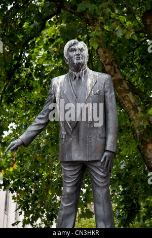 Robert Thomas Statue von Aneurin Bevan; Queen Street, Cardiff Stockfoto