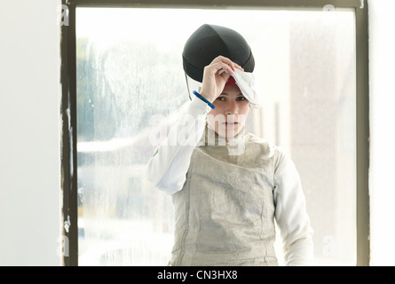 Porträt des Jugendlichen weiblichen Fechter Stockfoto