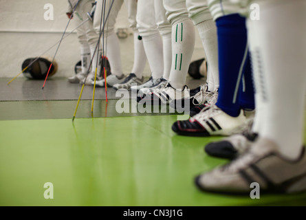 Weibliche Fechter zusammenstehen in einer Reihe, niedrige Abschnitt Stockfoto