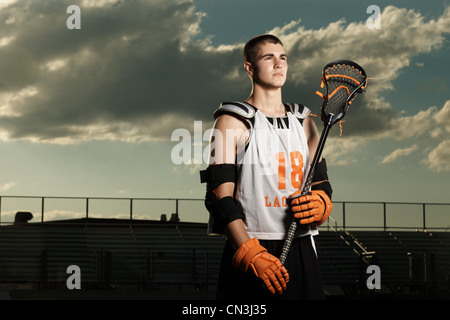 Junge Sportler hält Lacrosse Stock im Stadion Stockfoto