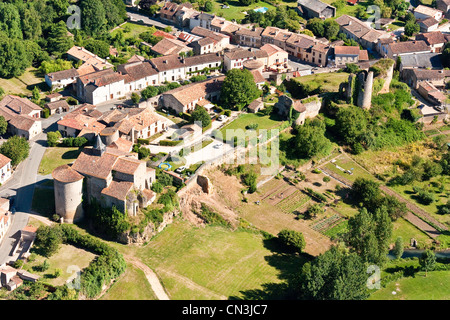 Frankreich, Vienne, Chateau Larcher, mittelalterliches Dorf im Herzen von Poitou (Luftbild) gelegen Stockfoto