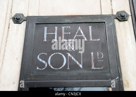 Heilen und Sohn Limited Metall-Plakette vor ihrem Geschäft in Tottenham Court Road, London, UK Stockfoto