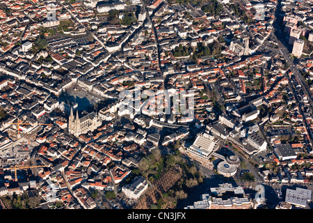 Frankreich, Maine et Loire, Cholet, Notre Dame de Cholet (Luftbild) Stockfoto