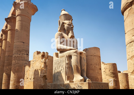 Pharao Ramses II-Statue im Luxor-Tempel, Luxor, Ägypten Stockfoto
