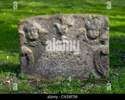 Eine alte verwitterte Grabstein, auf dem die ursprüngliche Inschrift lange hat-da verblasst. Stockfoto