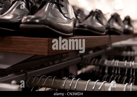 Close-up auf Regal mit Herren, elegante Schuhe. Geringe Schärfentiefe. Stockfoto