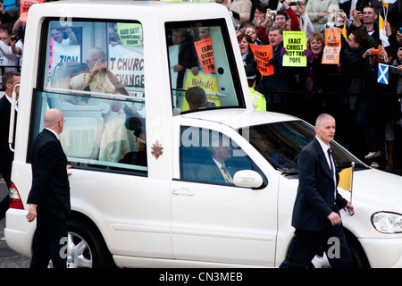 Papst Benedikt XVI - Edinburgh, Schottland, UK - 16. September 2010. Demonstranten im Hintergrund. Stockfoto