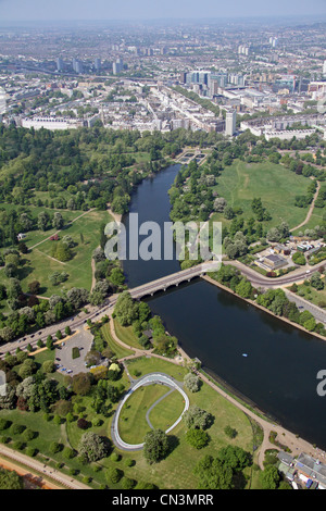 Luftaufnahme von The Serpentine Lake im Hyde Park und der Diana, Princess of Wales Memorial Fountain, London W2 Stockfoto