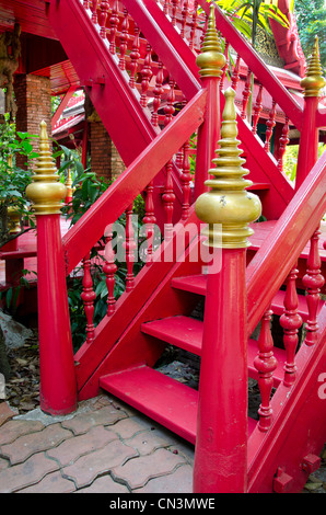 Thailand, Bangkok. Das Prasart Museum. Private Sammlung asiatischer Kunst und Artefakte. Architektur im typischen Thai Stil. Stockfoto