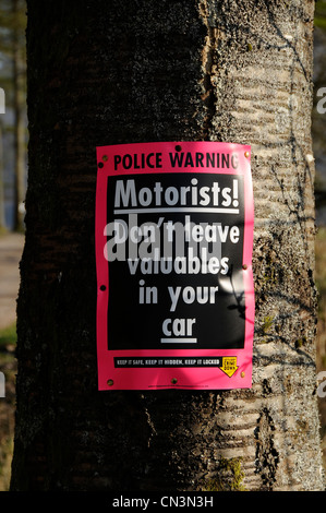 Polizei-Warnschild auf einem Baum Stockfoto