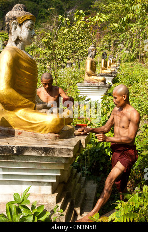 Myanmar (Burma), Karen-Staat, Hpa, Mönche, die Buddha-Statuen in Lumbini Garten Reinigung Stockfoto