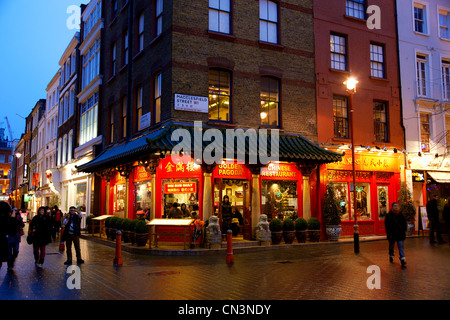 Vereinigtes Königreich, London, Soho, Chinatown, beleuchtete Fassade eines chinesischen Restaurants Stockfoto