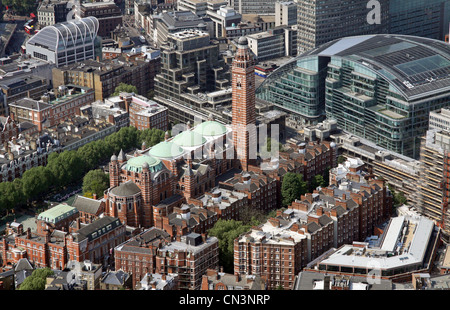 Luftaufnahme der Westminster Cathedral und des Cardinal Place in Westminster, London SW1 Stockfoto