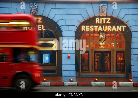 Vereinigtes Königreich, London, Piccadilly, Ritz beginnt London Bus vor einem Trompe l ' oeil Stockfoto