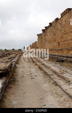 Cyrene. Libyen. Futter den Heiligen Weg für 130 Meter befinden sich die Überreste der riesigen Stoa von Hermes und Herakles. In Römer Stockfoto