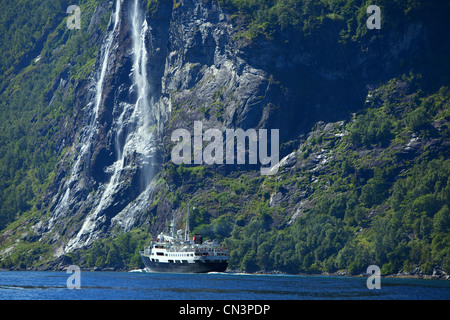 Norwegen, Sunnmore Region, weitere Og Romsdal County, Geirangerfjord als Weltkulturerbe der UNESCO, MS Lofoten Hurtigruten von aufgeführt Stockfoto