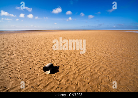 Einem alten Eimer Hunstanton Strand angespült Stockfoto