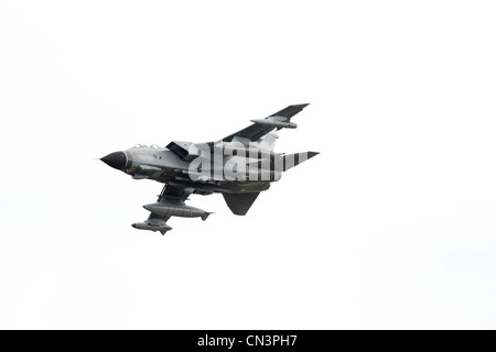 Panavia Tornado GR4 (ZA458) ist ein variabler Geometrie, 2-Sitzer, Tag oder Nacht, Allwetter-Kampfflugzeuge, in der Lage, eine Vielzahl von Waffen zu liefern. Zwei RR RB199 Mk103 Turbinen-Kreiselbegläse, Max Geschwindigkeit: 1.3Mach, Max Höhe: 50, 000 ft, Flugpersonal: 2 Bewaffnung: Storm Shadow, DMS und Legacy Schwefel, ALARM Mk 2, AIM - 9 L Sidewinder, Paveway II, Paveway III, Enhanced Paveway, Paveway IV, Mauser 27-mm-Geschütz, ASRAAM Stockfoto