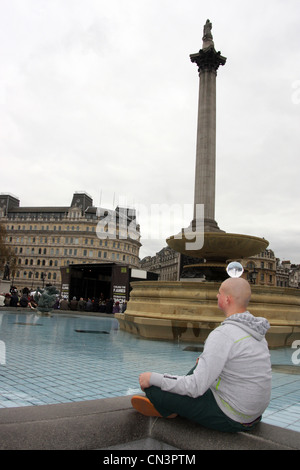 31.03.12 "in Ruhe sitzen" mit Zen-Meister - Thich Nhat Hanh am Trafalgar Square in London. U.K. Stockfoto