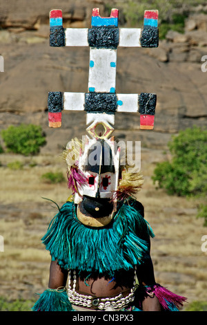 Ein maskierter Tänzer in Dogon County, Mali. Stockfoto